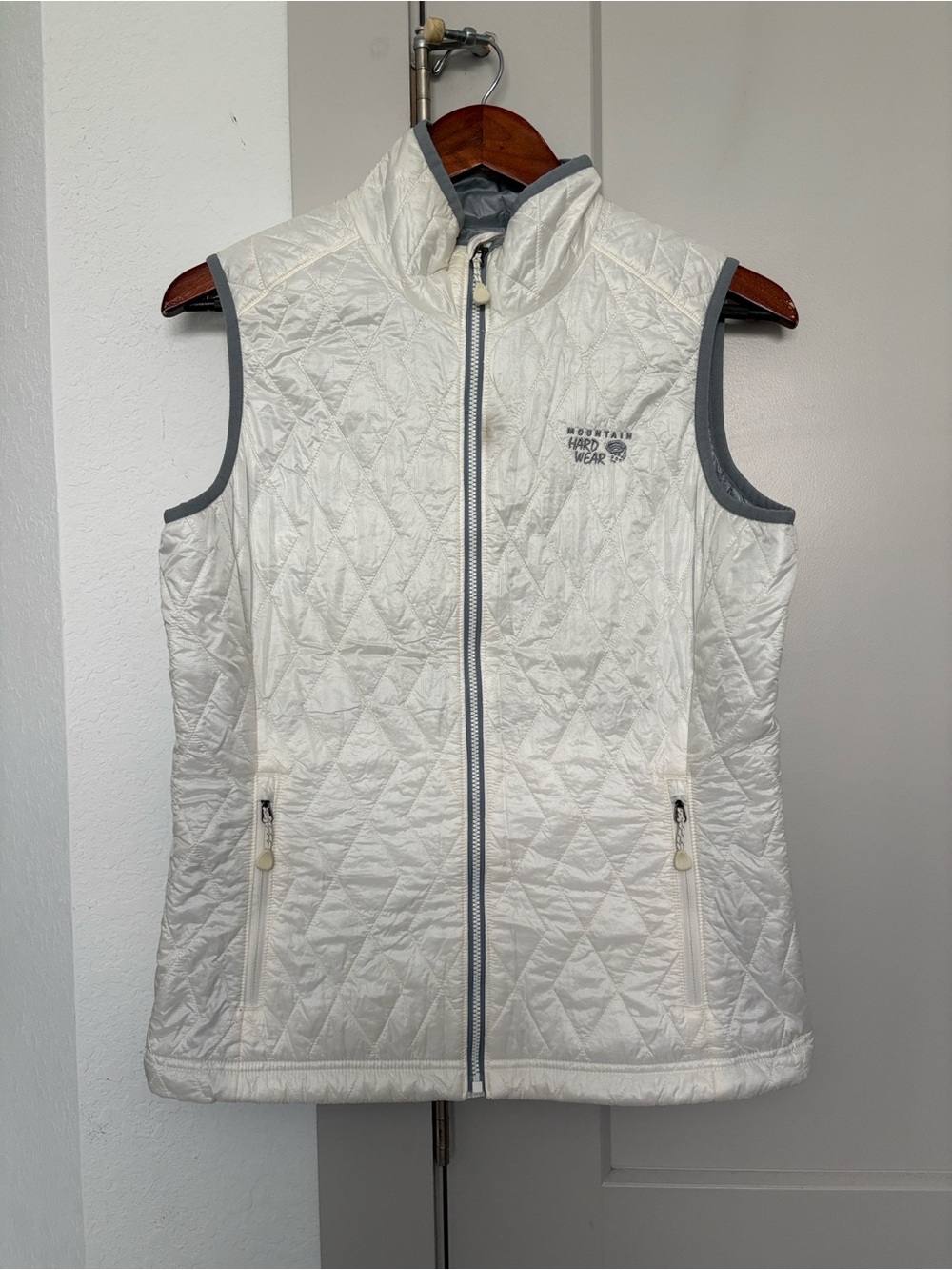 MOUNTAIN HARDWARE WHITE QUILTED FULL ZIP VEST WOMENS MEDIUM